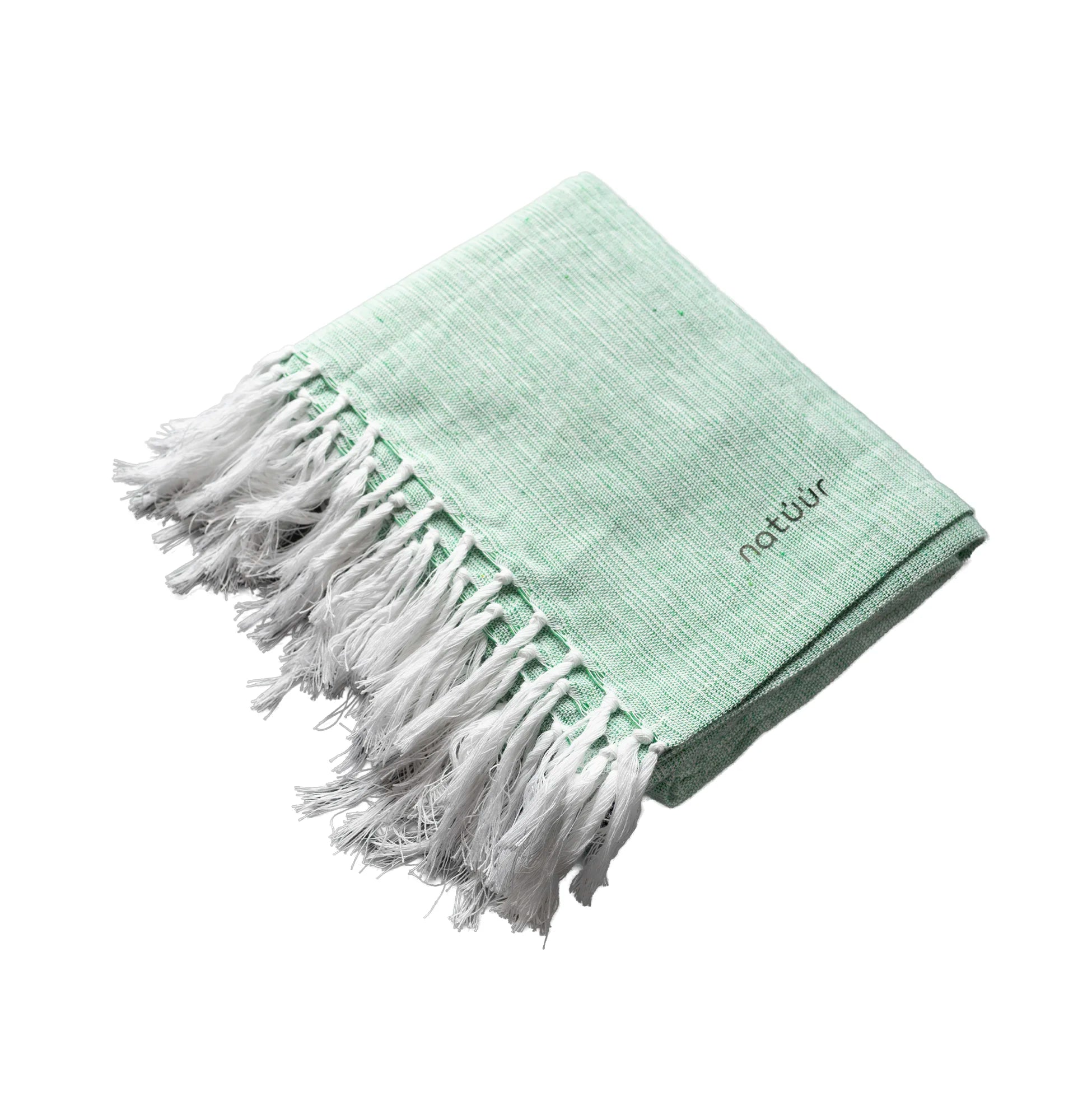 Man sieht das gefaltete Beach Towel mit dem diskreten Branding in Schwarz der Marke natüür. Die weißen Fransen sid an der Seite des Tuches zu sehen. Der Hintergrund ist weiß.