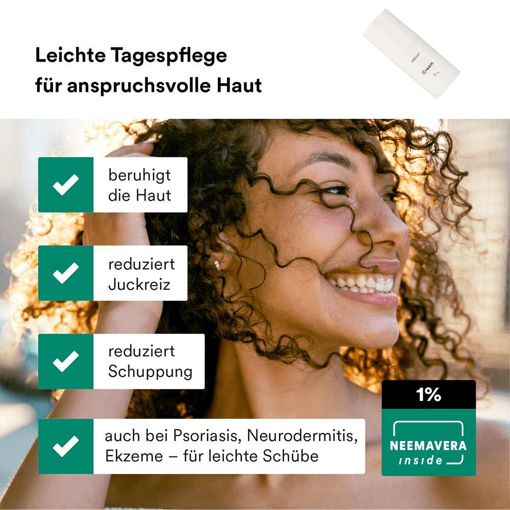 Werbung für leichte Tagespflegecreme mit 1% Neemavera, die die Haut beruhigt, Juckreiz und Schuppung reduziert, geeignet für Psoriasis, Neurodermitis und Ekzeme, mit strahlender Person im Hintergrund