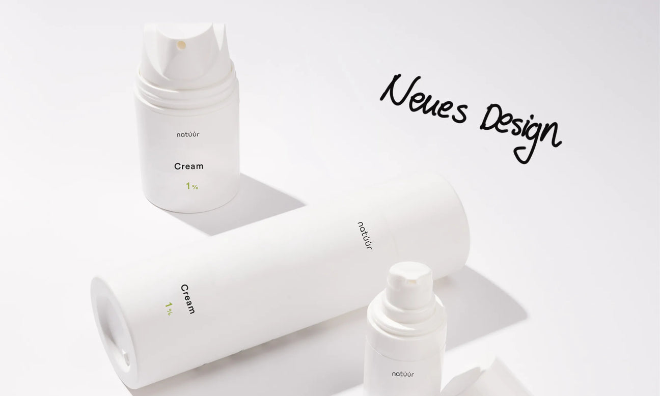 Drei weiße natüür Hautcremeflaschen mit der Aufschrift 1 % auf weißem Hintergrund mit dem Text 'Neues Design'