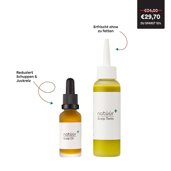 Mans sieht das Scalp Oil in 30ml in einer transparenten Glasflasche mit weißem Label und schwarzem Pipettenaufsatz. Daneben steht das Scalp Tonic in 100ml, welches grünlich durch die ebenfalls transparente Flasche schimmert. 