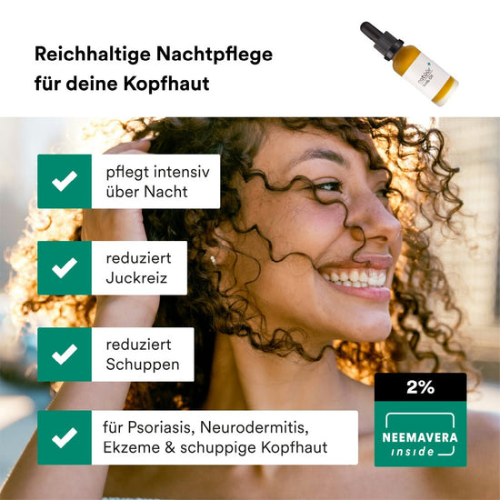 Man sieht im Hintergrund eine lachende Frau mit braunen Locken. Zudem stehen die USPs des Scalp Oils der Marke natüür im Vordergrund.