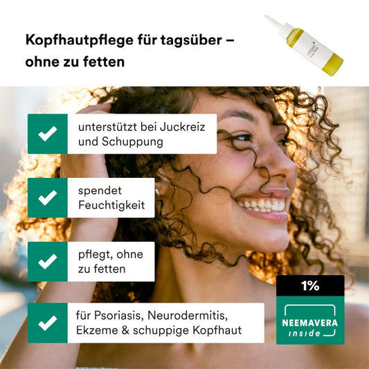 Man sieht im Hintergrund eine lachende Frau mit braunen Locken. Zudem stehen die USPs des Scalp Tonics der Marke natüür im Vordergrund.