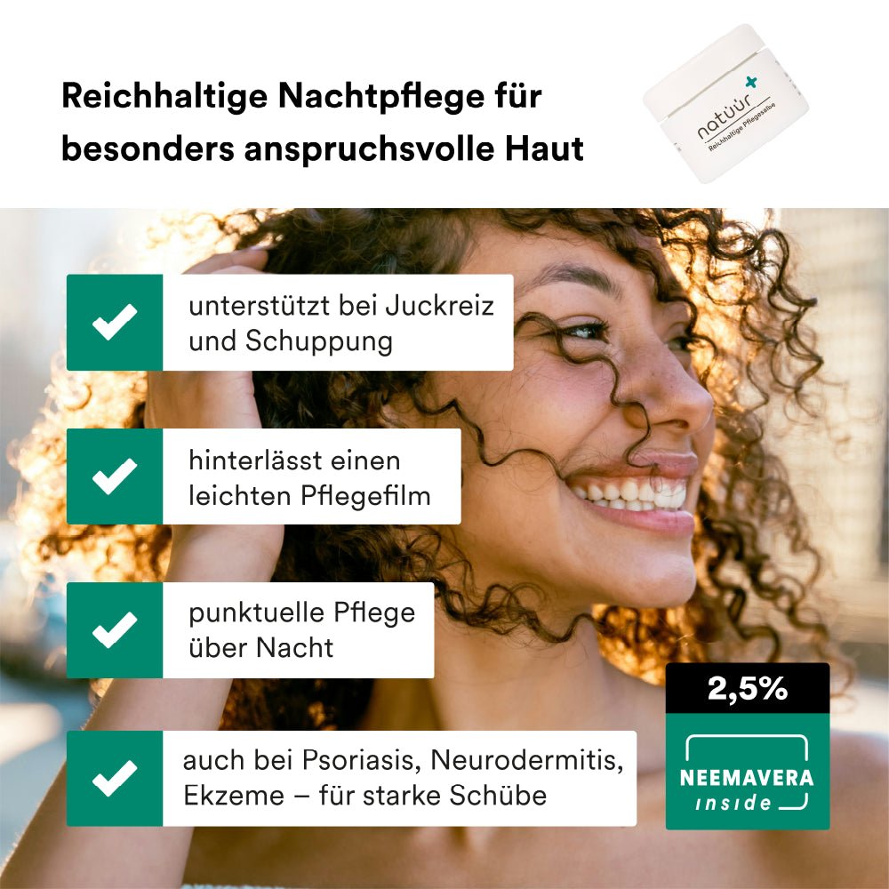 Man sieht im Hintergrund eine lachende Frau mit braunen Locken. Zudem stehen die USPs des Skin Balms der Marke natüür im Vordergrund.