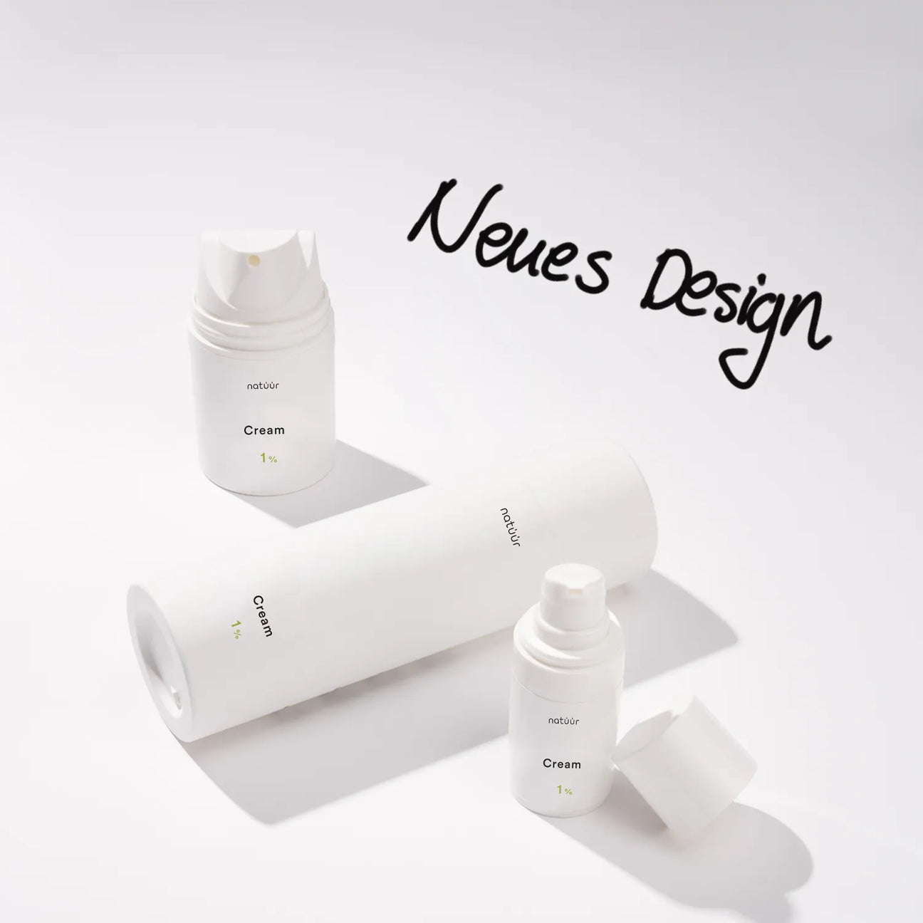 Drei weiße natüür Hautcremeflaschen mit der Aufschrift 1 % auf weißem Hintergrund mit dem Text 'Neues Design'